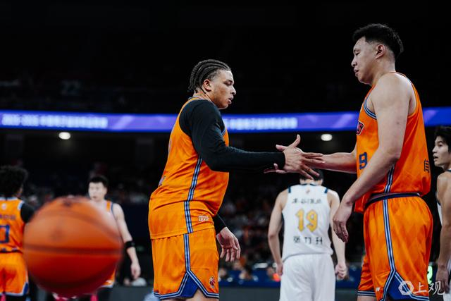 皇冠娱乐-包含上海海港清晨单刀错失，志在NBA常规赛名次提升，引发热议，团队化学反应显著的词条